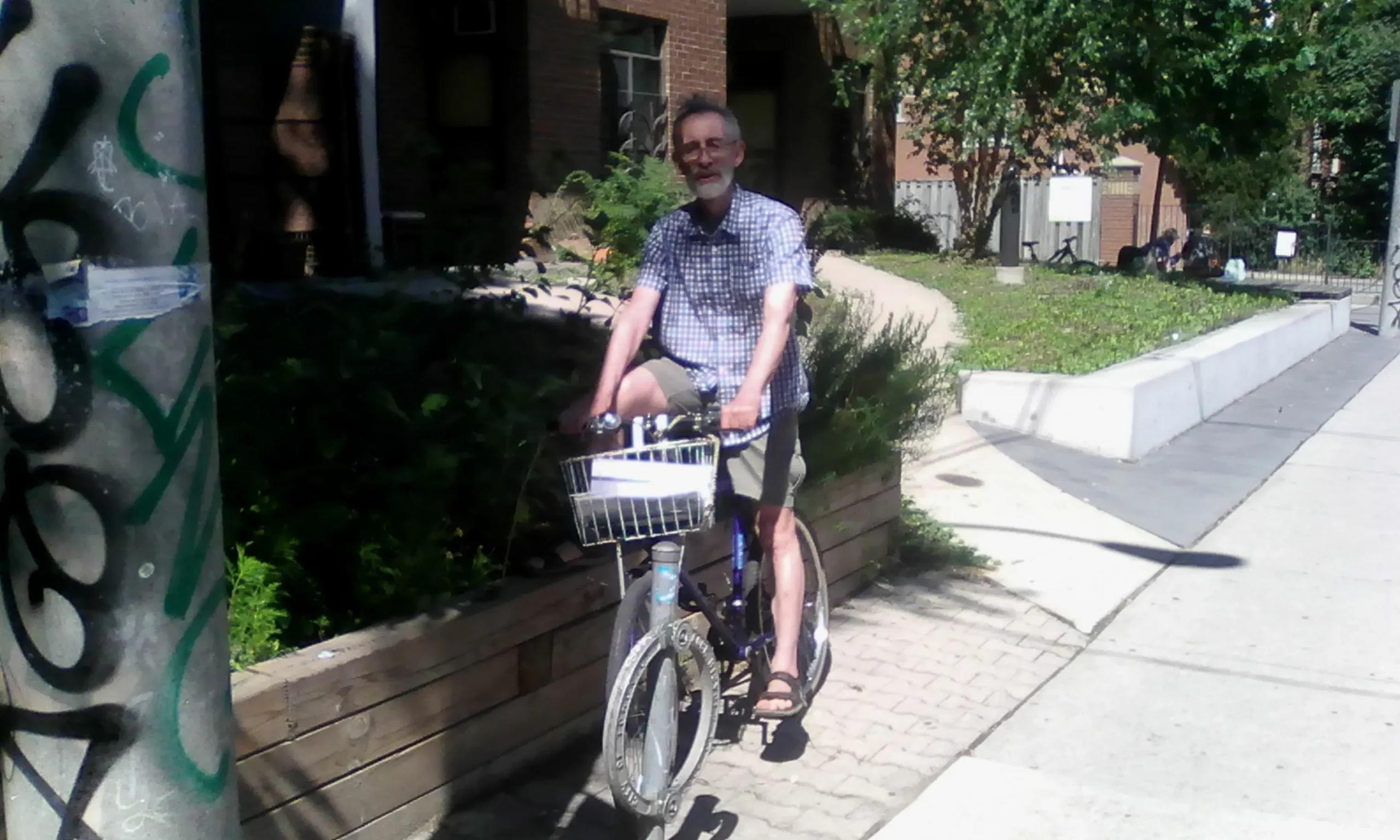 No-carbon-footprint travels to Toronto's outer spaces 34 oxford eric bike (1)